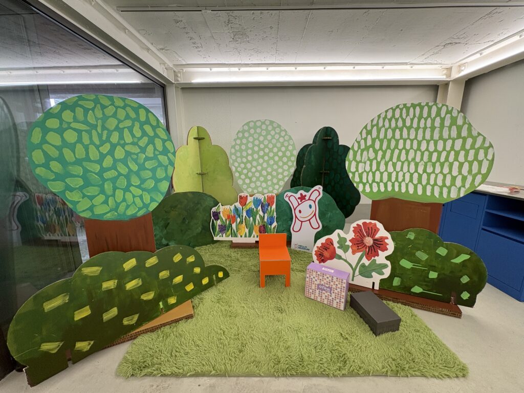 HELLO SeongSuマーケット3階 子ども向けアートインスタレーション 木や花をモチーフにした立体作品が並ぶ体験型展示空間