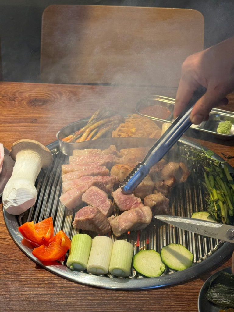 聖水の地元人気店で楽しむサムギョプサル 丸い鉄板で豚肉・きのこ・野菜を焼く韓国焼肉の定番グルメ