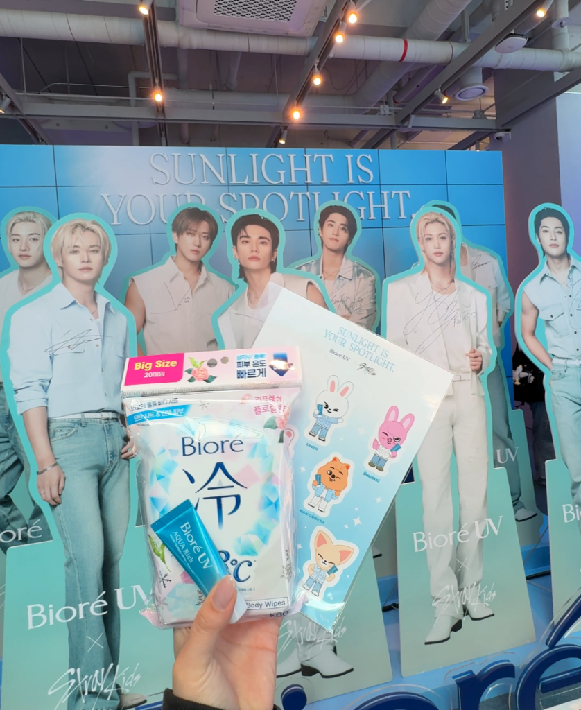  Biore Stray Kids サイン入り等身大スタンディ＆衣装展示