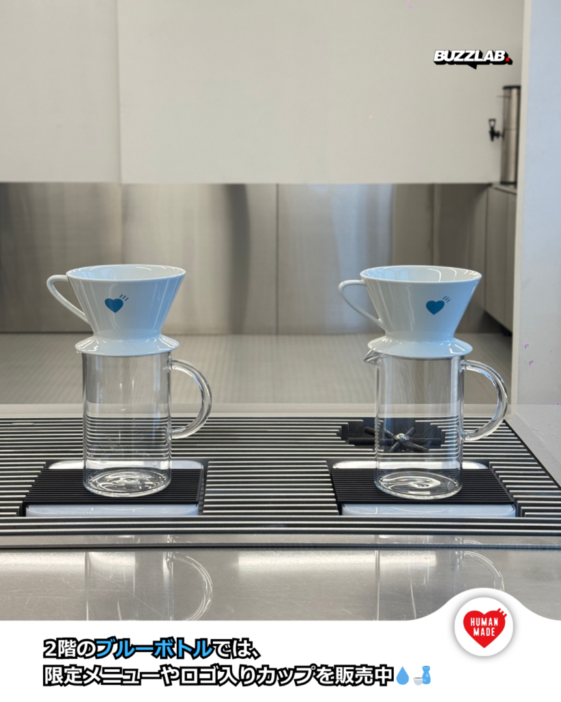 2階のブルーボトルでは、限定メニューやロゴ入りカップを販売中💧🍶