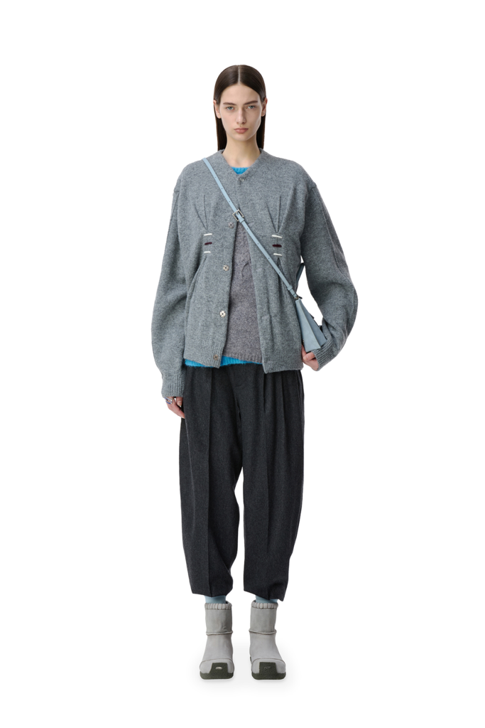 ソンス聖水洞ファッション ADER ERROR（アダーエラー）レディースコーデ｜グレーニットカーディガン＆ワイドパンツ＆ショルダーバッグ