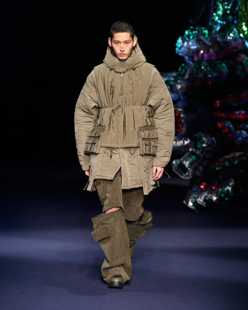 ソンス聖水洞ファッション Andersson Bell（アンダーソンベル）ランウェイコレクション｜カーキミリタリーキルティングジャケット＆カーゴパンツ
