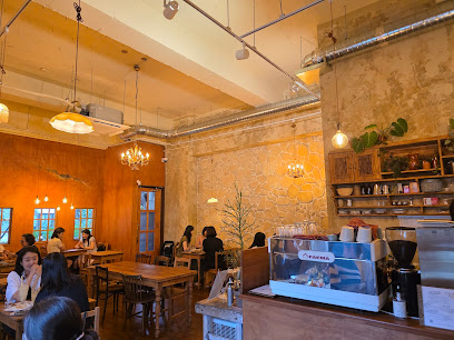 ソンス（聖水洞）モーニングカフェ｜Oatt Brunch 店内・ブランチカフェのコテージ風おしゃれな空間