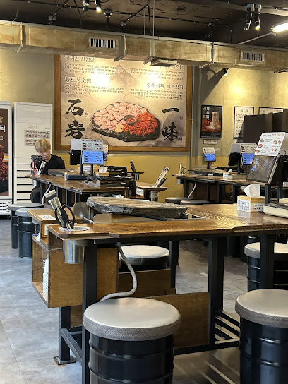 ソクアムセンソグムグイ聖水店：石板で焼く絶品塩サムギョプサルの店内