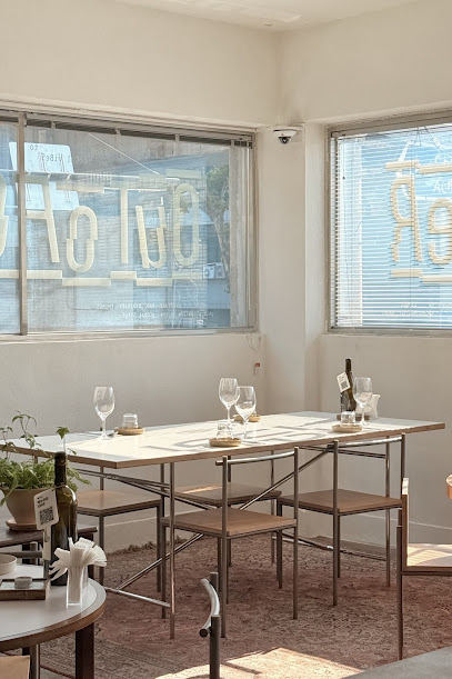 Out of Order（アアウトオブオーダー）：落ち着いた雰囲気の韓国フュージョン料理店の店内