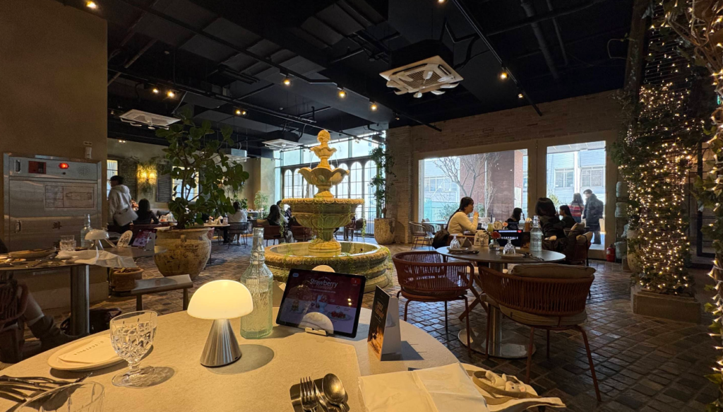 ソンス（聖水洞）ランチ｜Schedule Seongsu Restaurant 店内・ホリデー気分のイタリアンレストラン