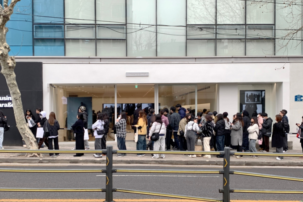 thisisneverthat(ネバザ)弘大フラッグシップストア外観 入店待ちの行列 韓国ソウル弘大ストリートファッション