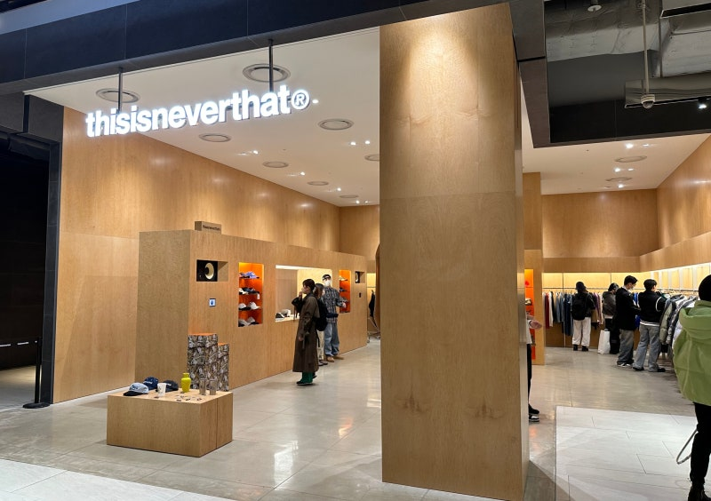 thisisneverthat(ネバザ)ザ現代ソウル店 店内ディスプレイ 汝矣島 韓国ストリートブランドショップ