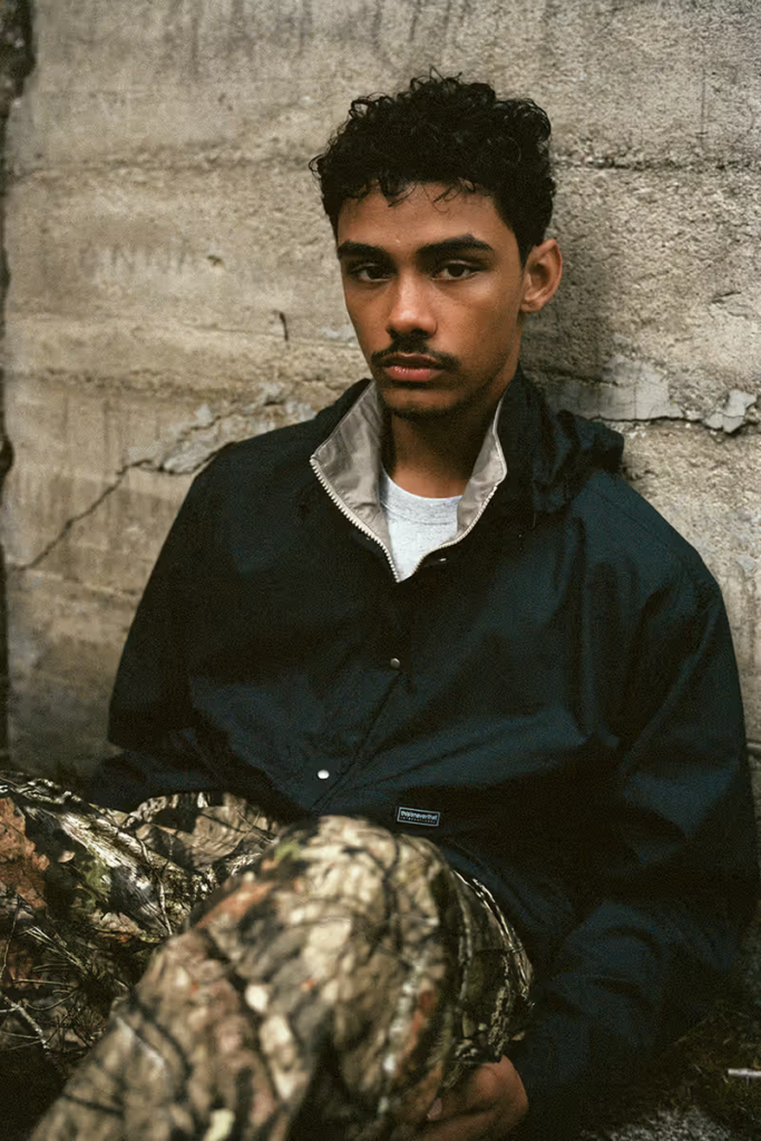 thisisneverthat(ネバザ)のネイビーコーチジャケットとカモフラージュパンツを着用したメンズコーディネート 90年代韓国ストリートファッション