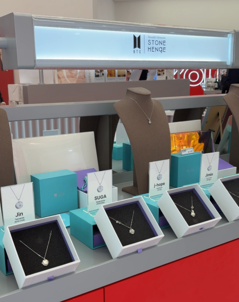 BTS×STONEHENgE（ストーンヘンジ）コラボジュエリー「MOMENT OF LIGHT」展示ブース Jin・SUGA・j-hope・Jiminメンバー別ネックレス コラブコリアポップアップ