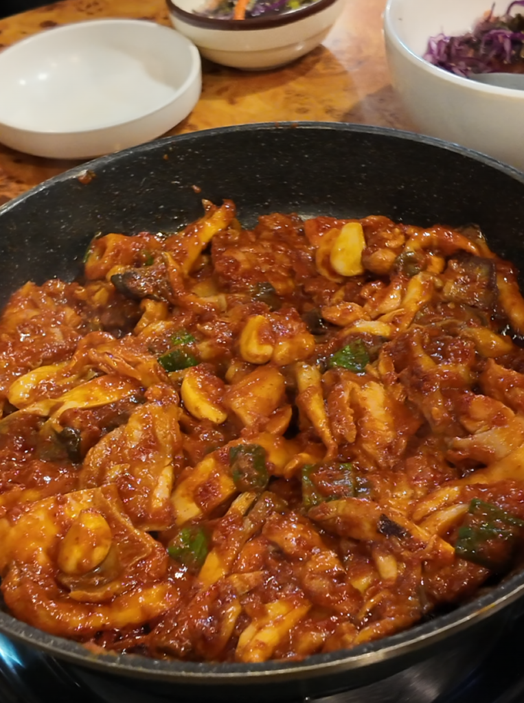 聖水洞 大成家 グルメの看板料理、醤油ベースのきのこチュムルロク