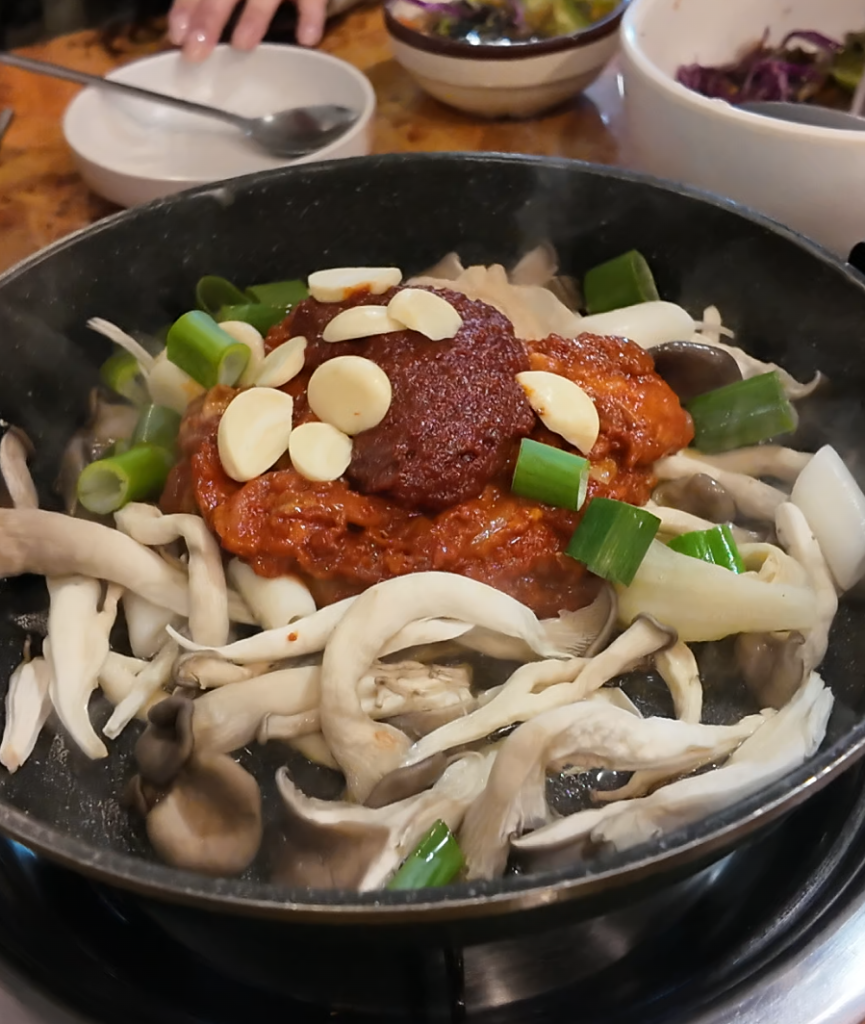 聖水洞 大成家 グルメの人気メニュー、新鮮なきのこたっぷりのタッカルビ