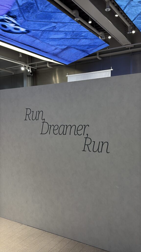 EQL GROVE ソンス店内「Run, Dreamer, Run」展示ウォールとブルーの天井LEDディスプレイ 韓国ソウル聖水洞