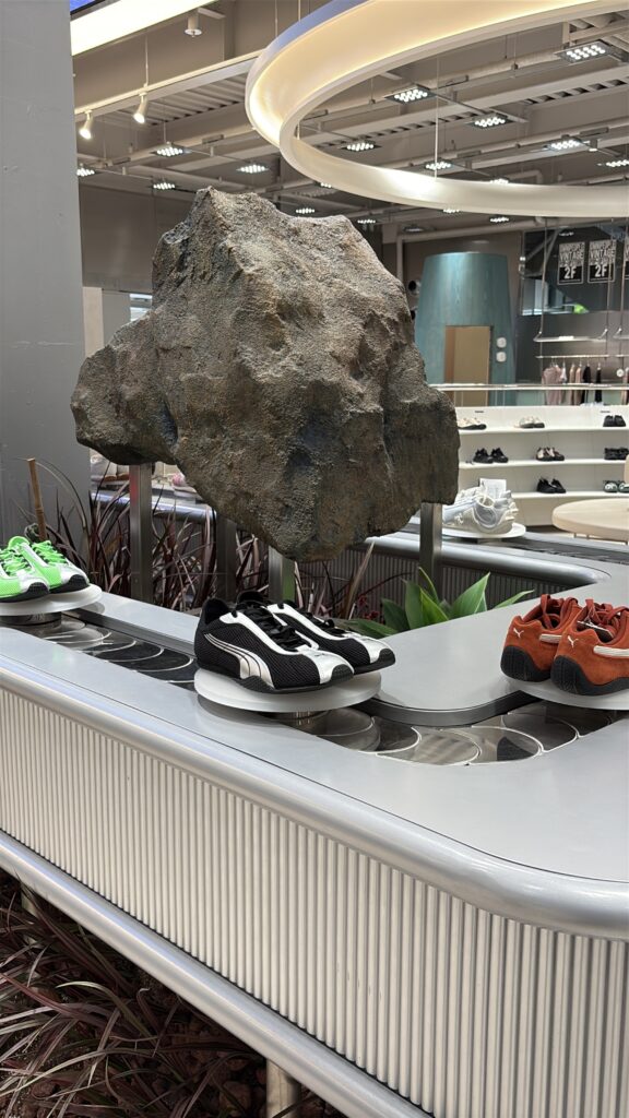 EQL GROVE ソンス店内「Run, Dreamer, Run」展示ウォールとブルーの天井LEDディスプレイ 韓国ソウル聖水洞