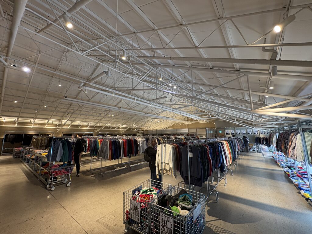 EQL GROVE ソンス店 内観 天井を走る大型ハンガーレール 広大な売り場に並ぶ韓国セレクトファッションアイテム