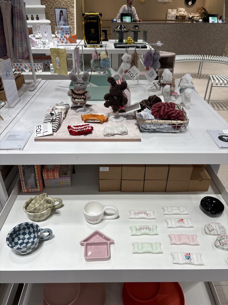EQL GROVE ソンス店 ユニークなセレクトアイテム ぬいぐるみキーホルダー・チェック柄マグカップ・陶器小物など韓国雑貨ディスプレイ