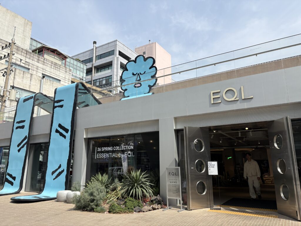 EQL GROVE ソンス(聖水)店 外観 ブルーのオブジェとEQLロゴ看板 韓国ソウル聖水洞のファッション編集ショップ