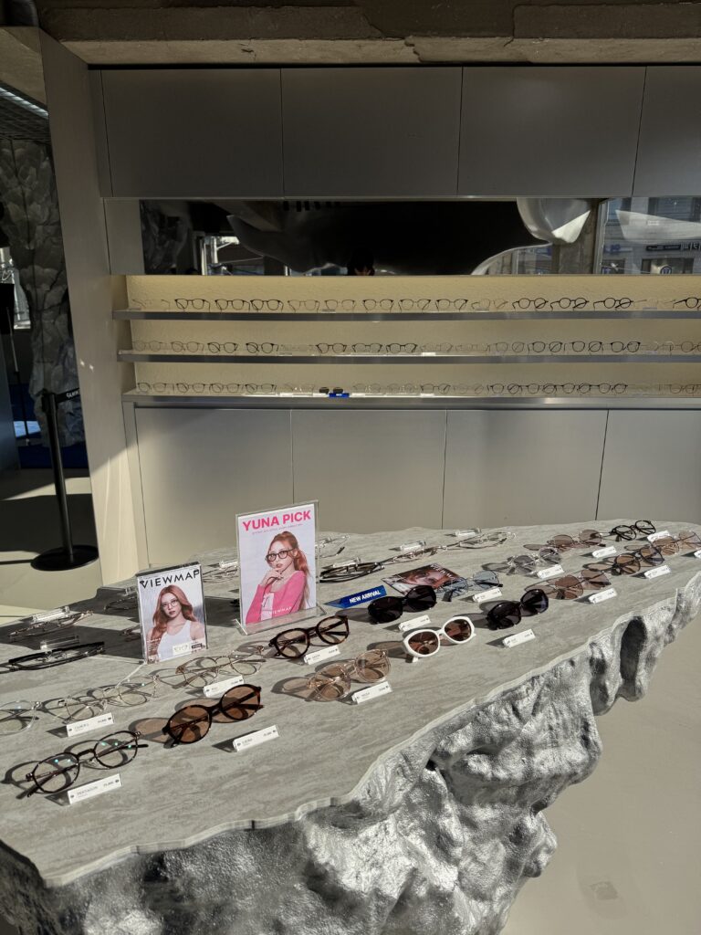 VIEWMAP（ビューマップ）聖水フラッグシップ店内 岩石モチーフのディスプレイテーブルにメガネ・サングラスが並ぶギャラリーのような空間 YUNA PICK展示コーナー