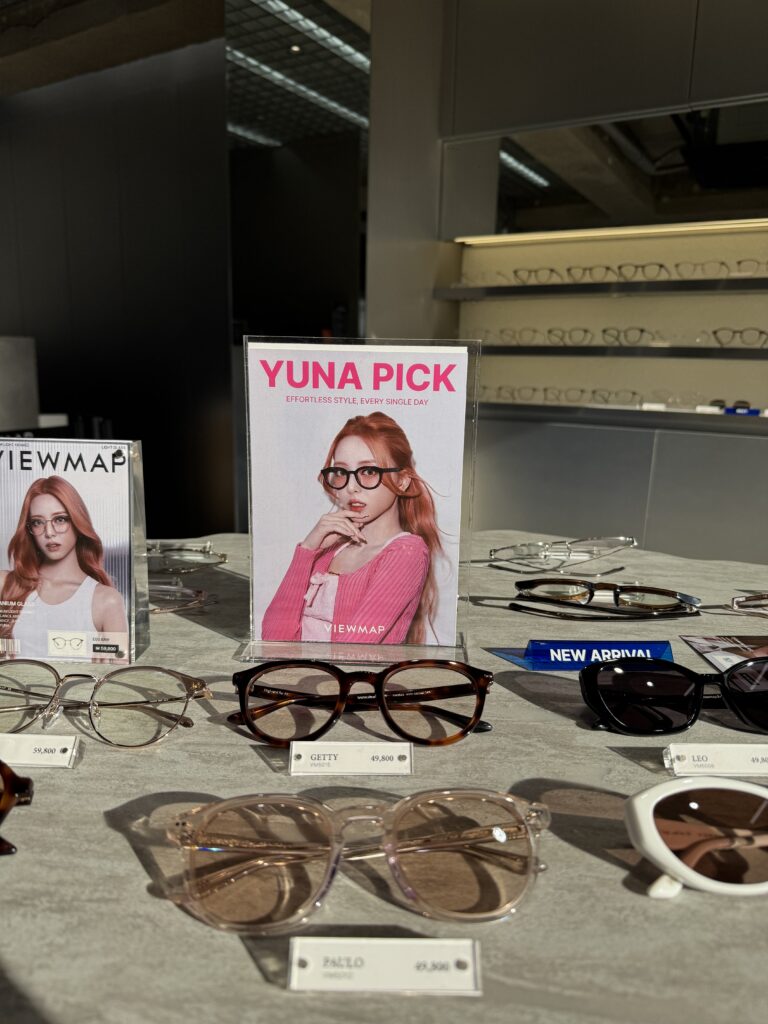 VIEWMAP（ビューマップ）聖水店内 試着用メガネ・サングラスのディスプレイテーブル YUNA PICKコーナー チタン・アセテート・コンビ全ライン試着体験