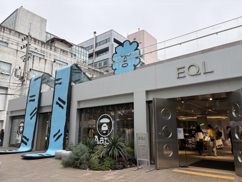 AAPE BY A BATHING APE（エイプ）ポップアップ会場 韓国ソウル聖水洞EQL GROVE外観 AAPEロゴとブルーのオブジェ 2026年4月開催