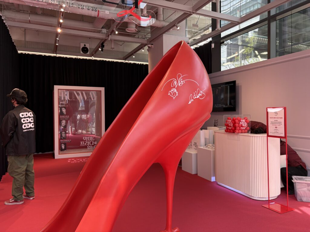 「プラダを着た悪魔2」聖水ポップアップ 会場内の大型レッドハイヒールオブジェとRUNWAY誌パネル フォトスポット 韓国映画公開記念イベント
