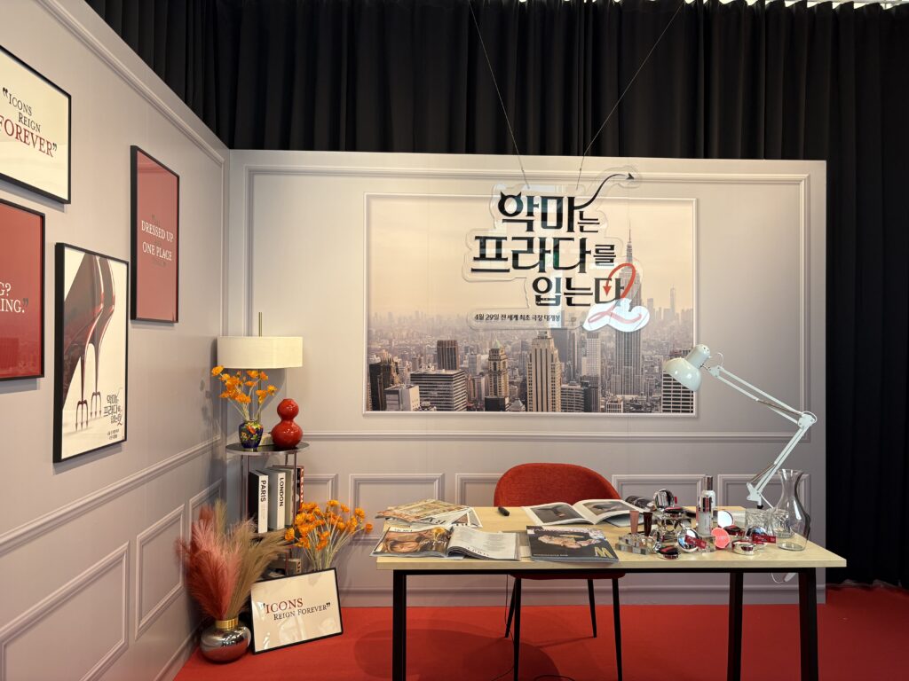 「プラダを着た悪魔2」聖水ポップアップ RUNWAY編集部デスクを再現したグラビアフォトゾーン ニューヨークの夜景背景とファッション誌小物 スタッフ撮影サービス