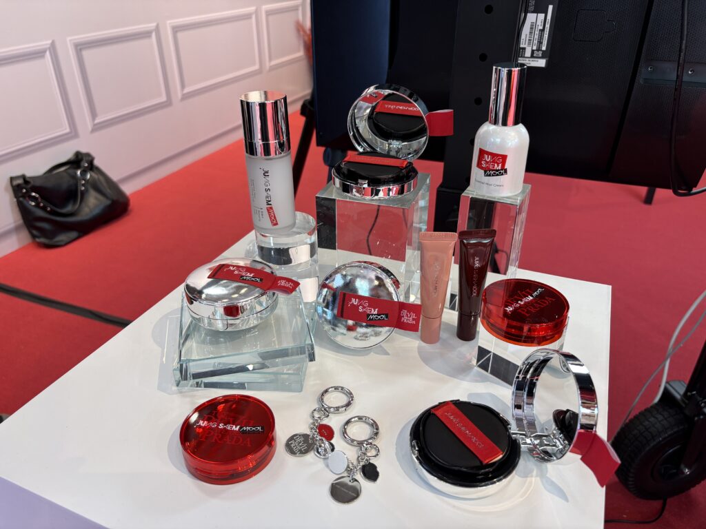 「プラダを着た悪魔2」×정샘물（ジョンセンムル）コラボコスメ全5種展示 シルバー×レッドの限定デザイン クッションファンデ・リップグロス・保湿クリームなど韓国限定コスメ
