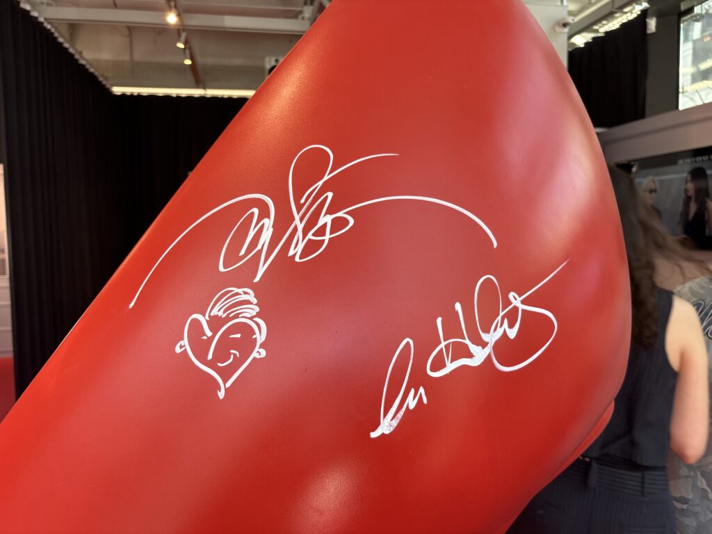 「プラダを着た悪魔2」聖水ポップアップ 大型レッドハイヒールオブジェに書かれた出演者の直筆サイン 韓国ソウル聖水洞映画公開記念展示