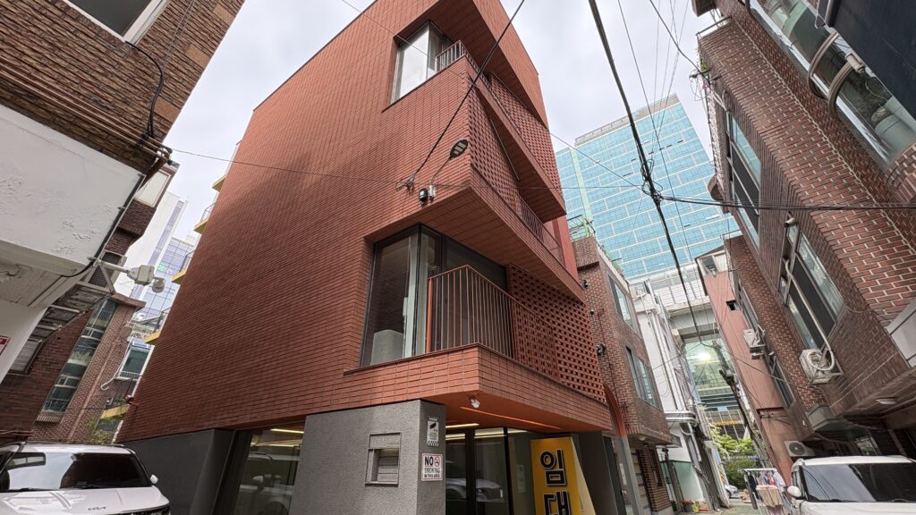 HELLO SeongSuマーケット会場・イサクビル（성수동 1가 14-60）の外観 トゥクソム駅5番出口すぐ