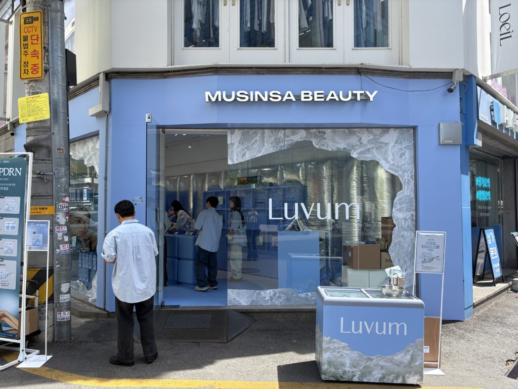 MUSINSA BEAUTY聖水ポップアップストア「Luvum（ルヴム）」コラボ外観 鬱陵島PDRN配合スキンケアブランド
