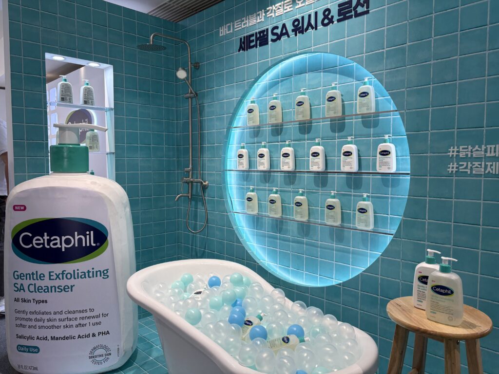 Cetaphil（セタフィル）ジェントル エクスフォリエイティング SAクレンザー特大ボトルが展示された聖水ポップアップ体験型バスルーム空間