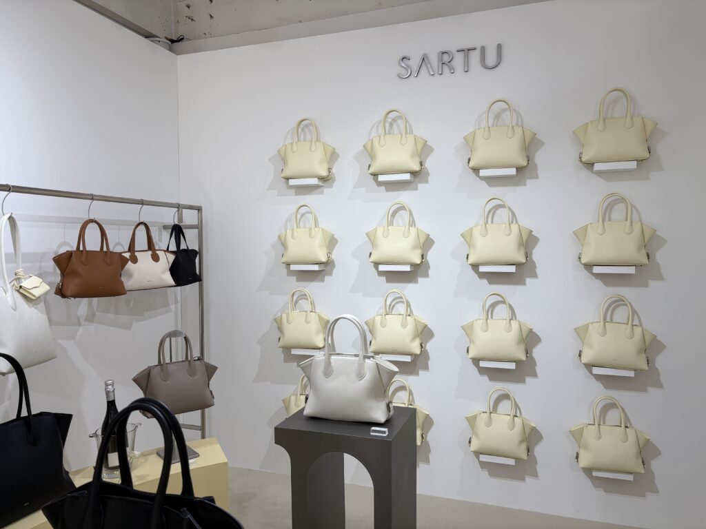 韓国コンテンポラリーバッグブランドSARTU（사르투／サルトゥ）聖水ポップアップ店内 TYEトートバッグ全色ウォールディスプレイ