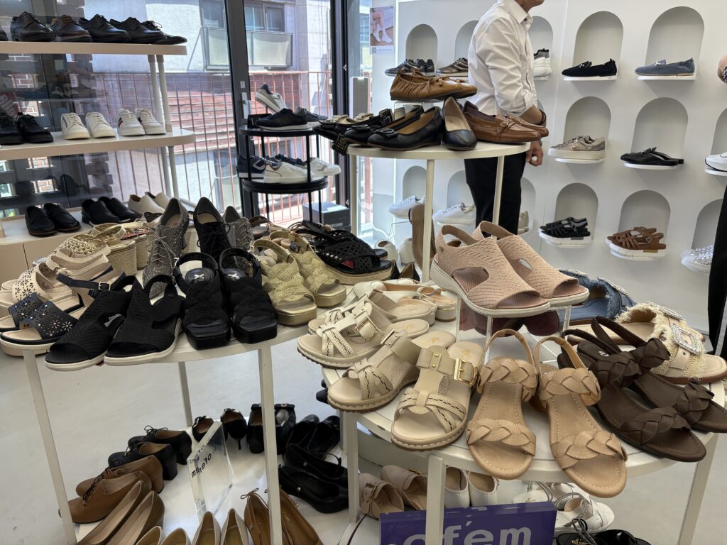 HELLO SeongSuマーケット4階 of'em（オブエム）聖水発シューズブランドのサンダル・フラットシューズ多数展示コーナー