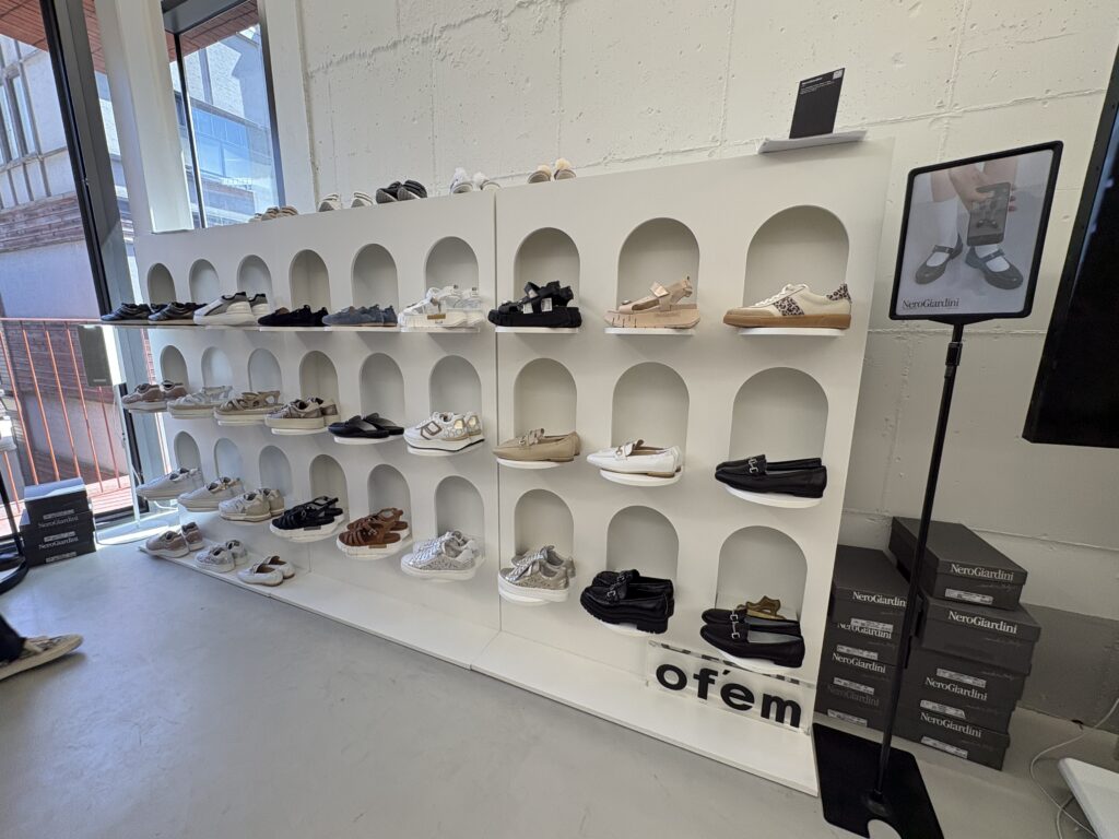 HELLO SeongSuマーケット4階メインフロア NeroGiardiniとof'emのシューズが白いアーチ棚に並ぶ展示コーナー