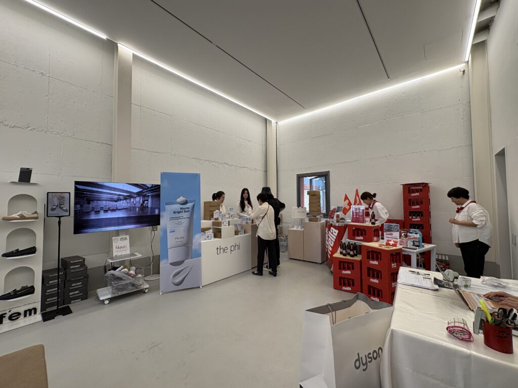 HELLO SeongSuマーケット4階 the phi（ザ・パイ）ブースとRivella（リヴェラ）赤いブースが並ぶ会場内観