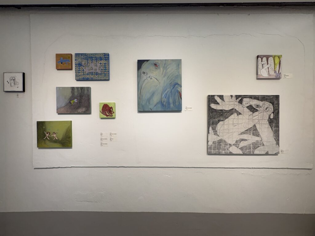 HELLO SeongSuマーケット3階 Hello Museum企画の若手作家グループ展 ホワイトキューブの壁面に並ぶ絵画作品