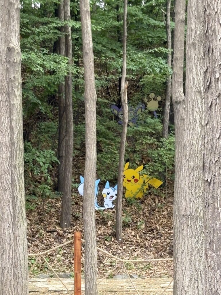 ポケモン Secret Forest森の斜面にピカチュウ・パチリス・テッシードのパネルが隠れた体験型展示 聖水ポケモンイベント