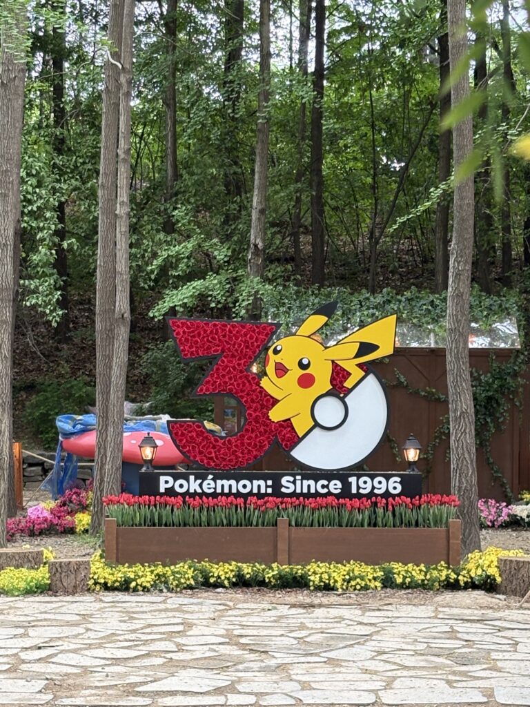 ポケモン30周年記念「Pokémon Since 1996」モニュメントとピカチュウ大型オブジェ 聖水Secret Forestフォトスポット