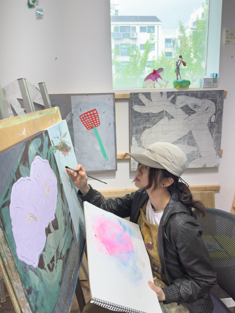 HELLO SeongSuマーケット3階ギャラリーに出展する若手作家がアトリエでキャンバスに絵を描く制作風景