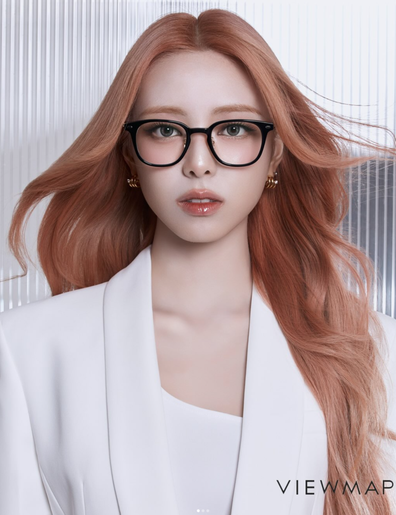 VIEWMAP（ビューマップ）K-POP芸能人着用モデルのブランド広告 黒のスクエアフレームメガネ着用のモデル 韓国人気アイウェアブランド広告ビジュアル