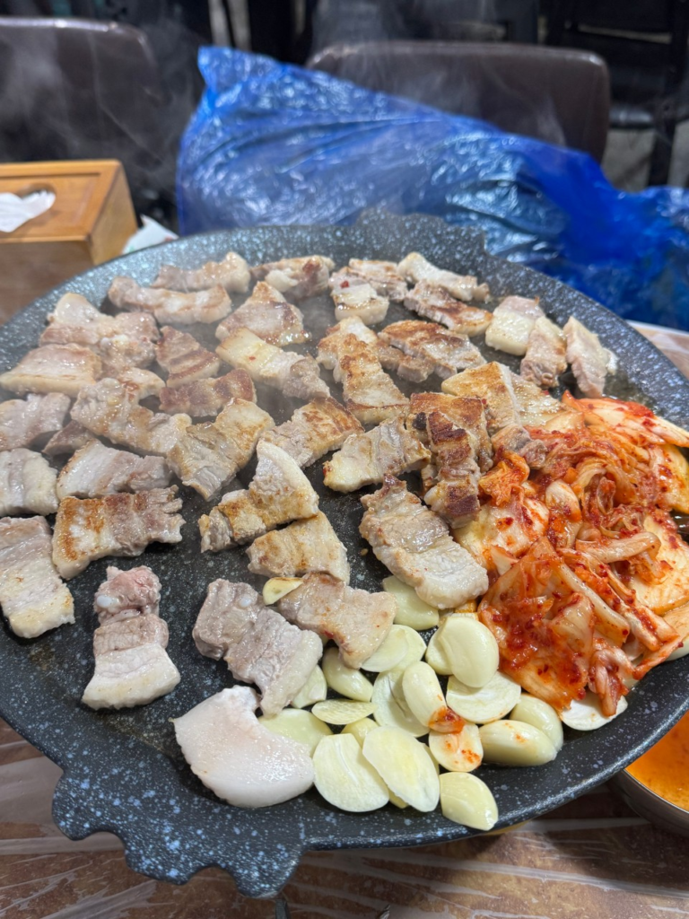 행복한식당（ヘンボッカンシクタン）のサムギョプサル 鉄板で焼いた豚バラ肉とニンニク・キムチ 韓国ソウル聖水洞の人気焼肉グルメ