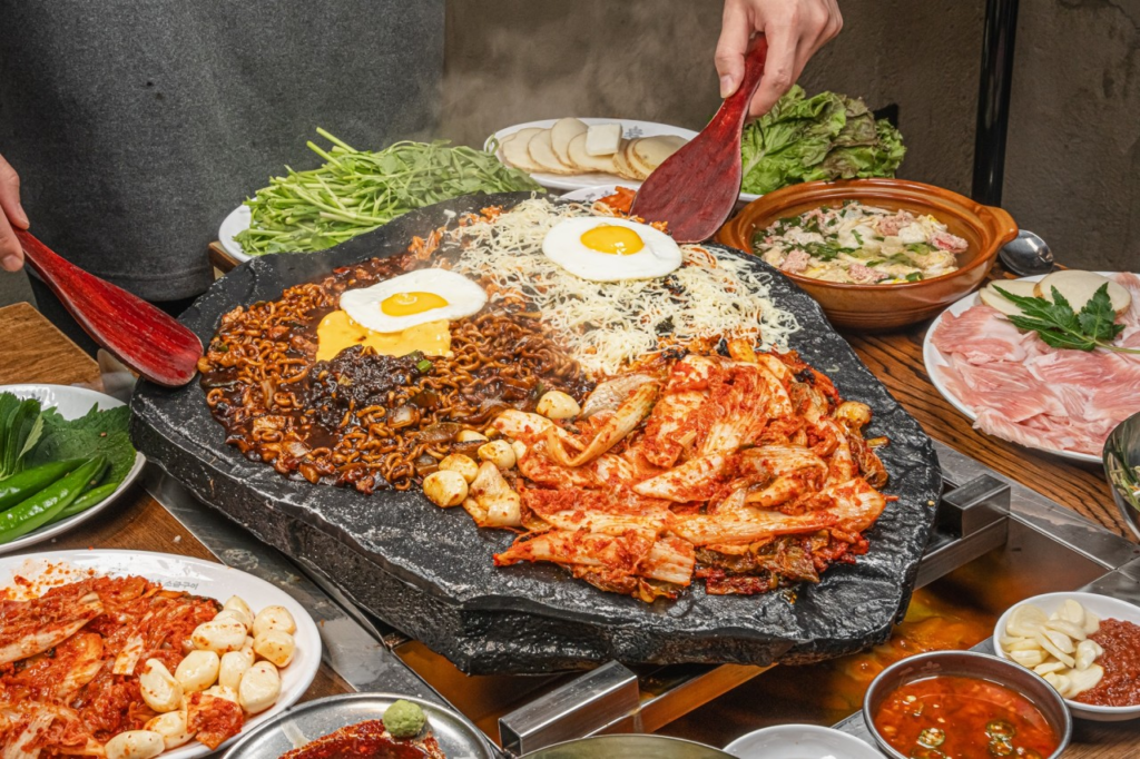 석암생소금구이（ソクアムセングソグムグイ）名物 特製石板鉄板の돌판짜파게티（チャパゲティ）と生塩焼きセット キムチ・目玉焼きのせ 韓国聖水洞グルメ