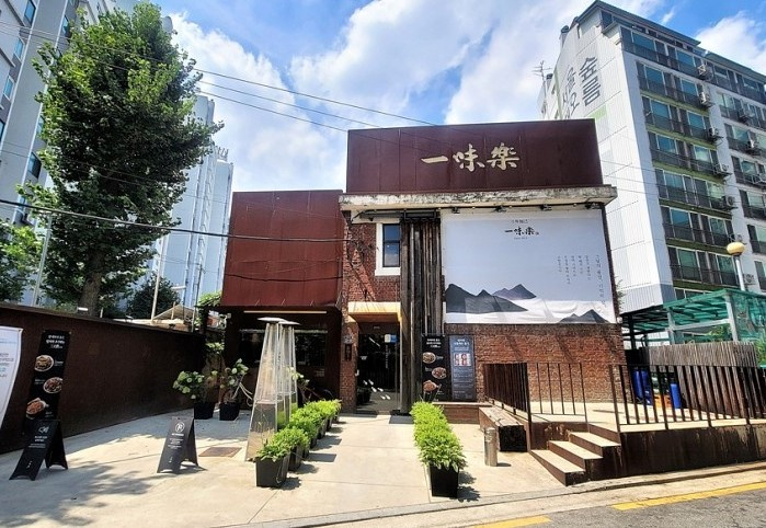 韓国ソウル聖水洞の熟成肉専門焼肉店 일미락（イルミラク）外観 赤茶色のコルテン鋼外壁 ブルーリボンサーベイ選出の韓国本格焼肉レストラン