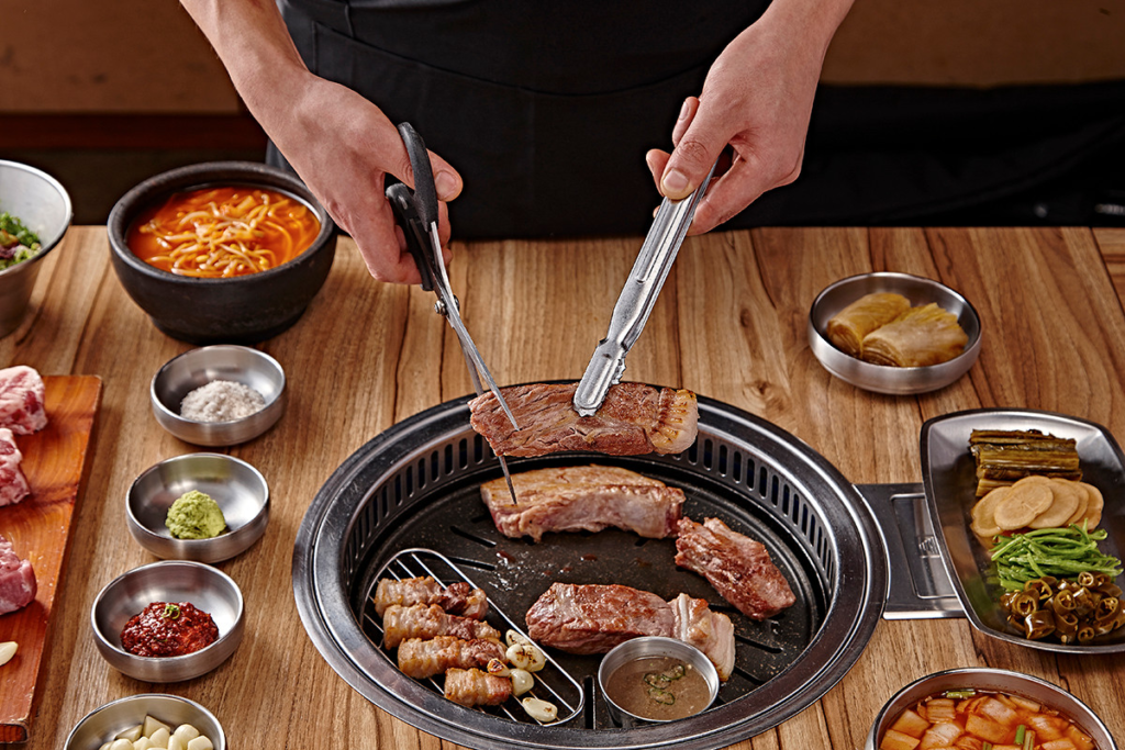 일미락（イルミラク）塩麹発酵熟成肉 スタッフが焼いてくれるサービス 목살（肩ロース）・가브리살の炭火焼き 韓国聖水洞の上質な焼肉グルメ