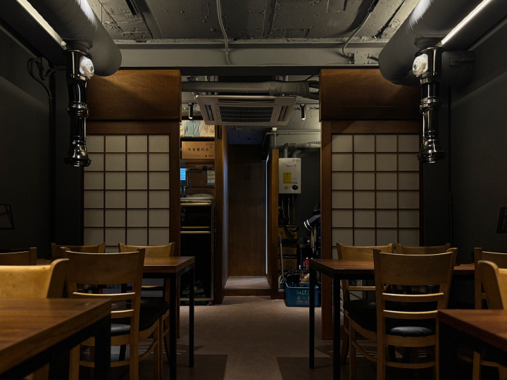 韓国ソウル聖水洞の焼肉居酒屋 성수터전（ソンスターチョン）店内 和モダンな障子パネルと生ビールサーバーが並ぶ落ち着いた夜の空間 グループ・二次会向け