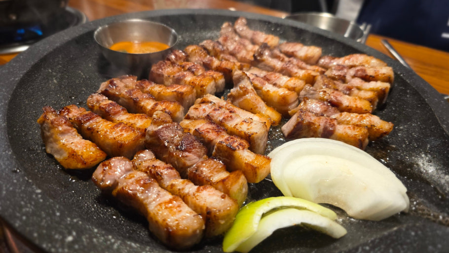 韓国江南エリアの人気グルメ 鉄板で焼いたサムギョプサル（豚バラ肉）とネギ・ソース 本格韓国焼肉料理