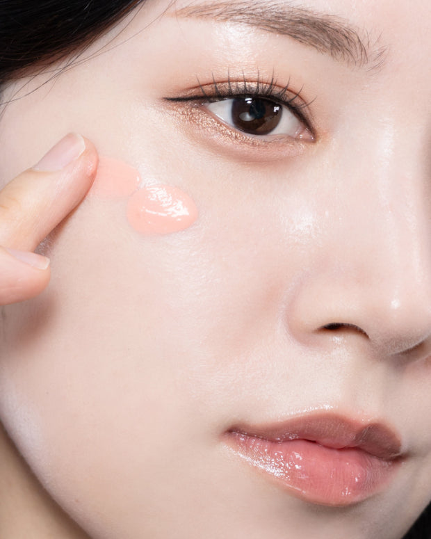 ODDTYPEソー タッチャブル ウォーター ブラッシュをチークに指でなじませる使用シーン ツヤ肌仕上がり韓国コスメ