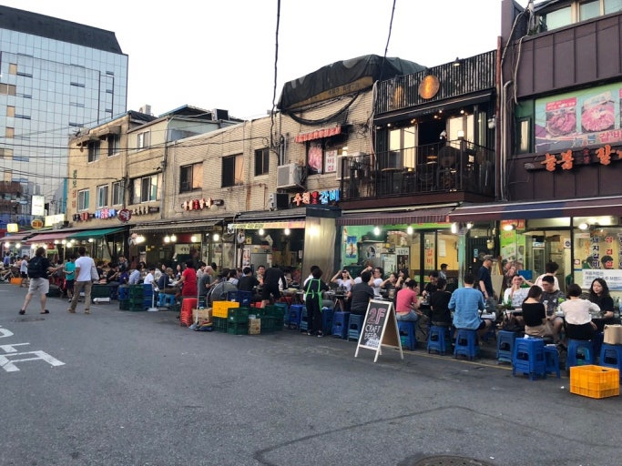 聖水洞カルビ横丁（성수동 갈비골목）夜の屋外席に多くの客が集まる韓国焼肉の定番グルメスポット