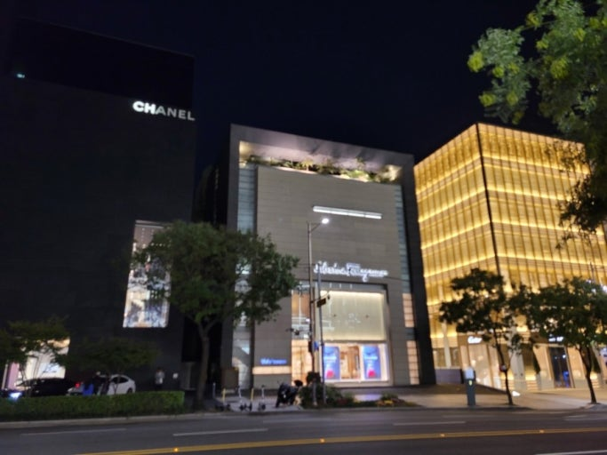 韓国ソウル江南エリアの夜景 CHANELブティックとライトアップされた高級ブランドビル 清潭洞（チョンダムドン）夜景スポット