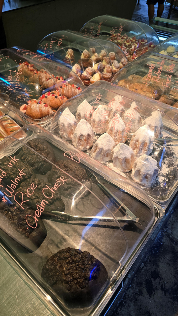 韓国ソウル聖水洞の人気ベーカリーカフェ cafe onion(カフェオニオン)外観 元金属工場をリノベーションしたインダストリアルなレンガ建築